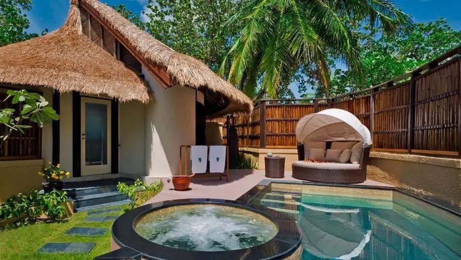 Beachfront Pool Villa at Banyan Tree Vabbinfaru, view 2